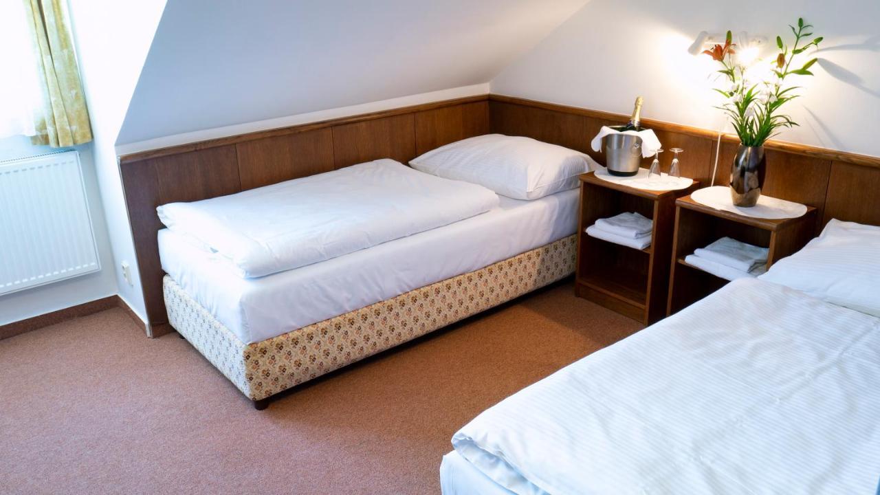 Hotel Floret Pruhonice Bagian luar foto