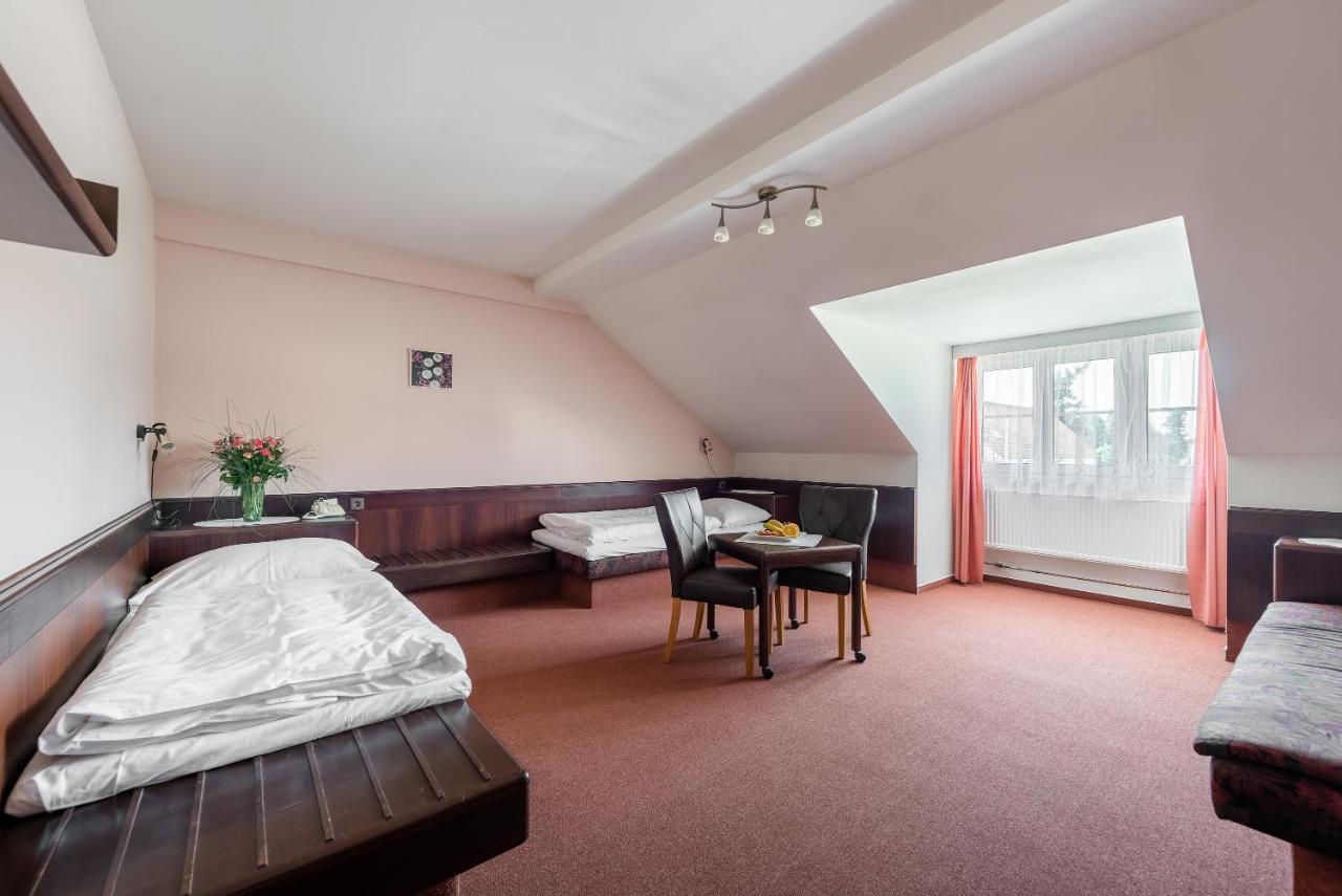 Hotel Floret Pruhonice Bagian luar foto