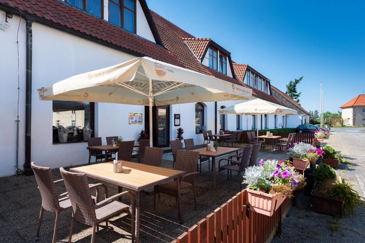 Hotel Floret Pruhonice Bagian luar foto