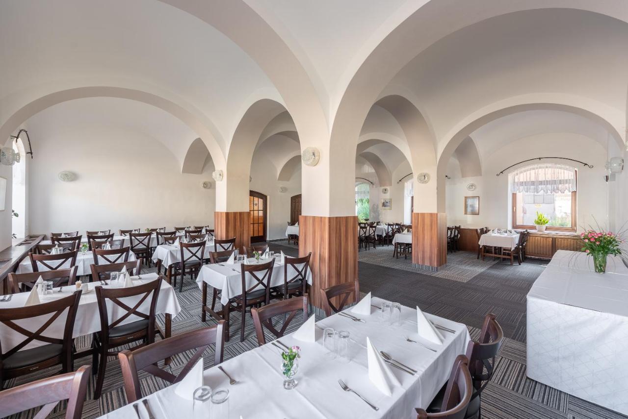Hotel Floret Pruhonice Bagian luar foto