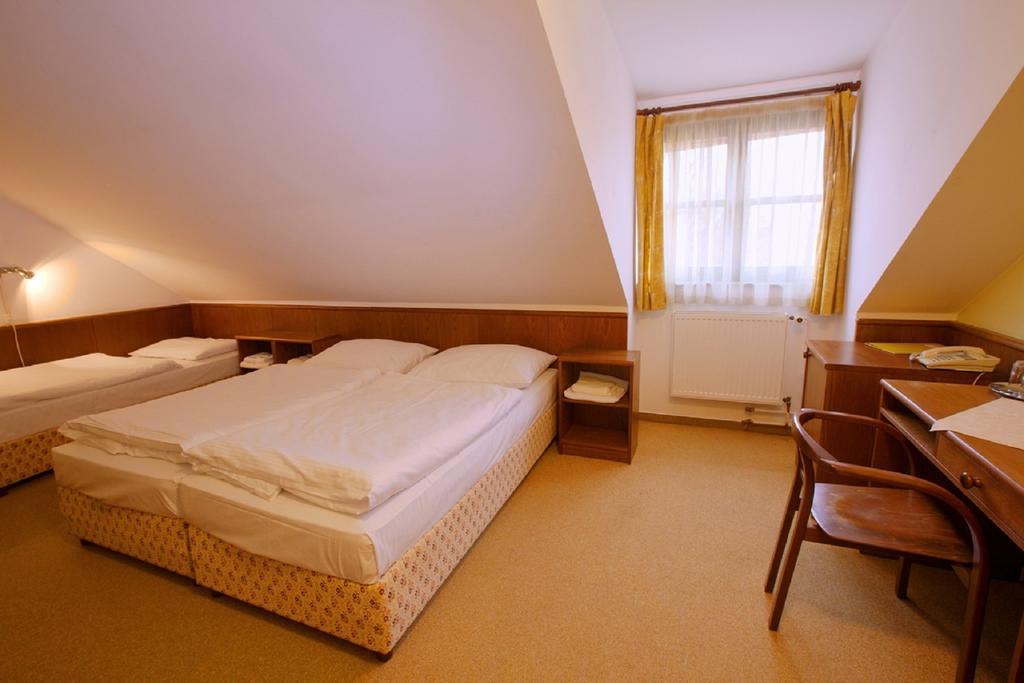 Hotel Floret Pruhonice Bagian luar foto