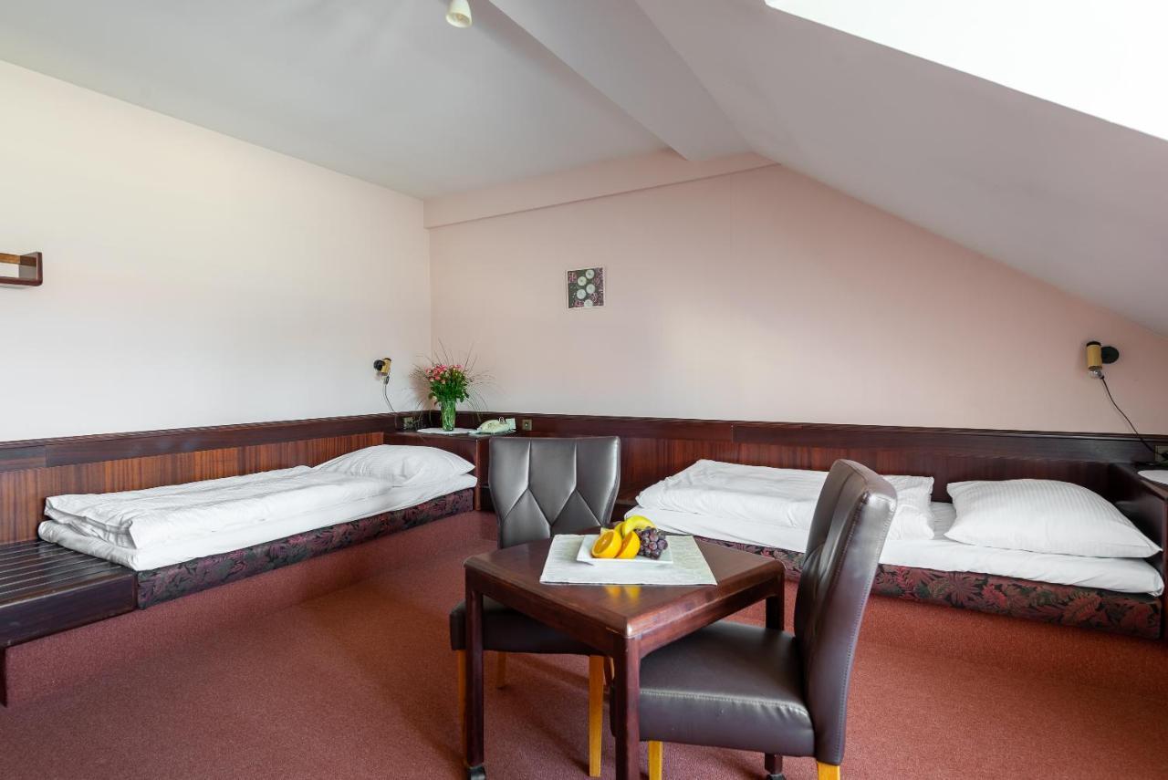 Hotel Floret Pruhonice Bagian luar foto