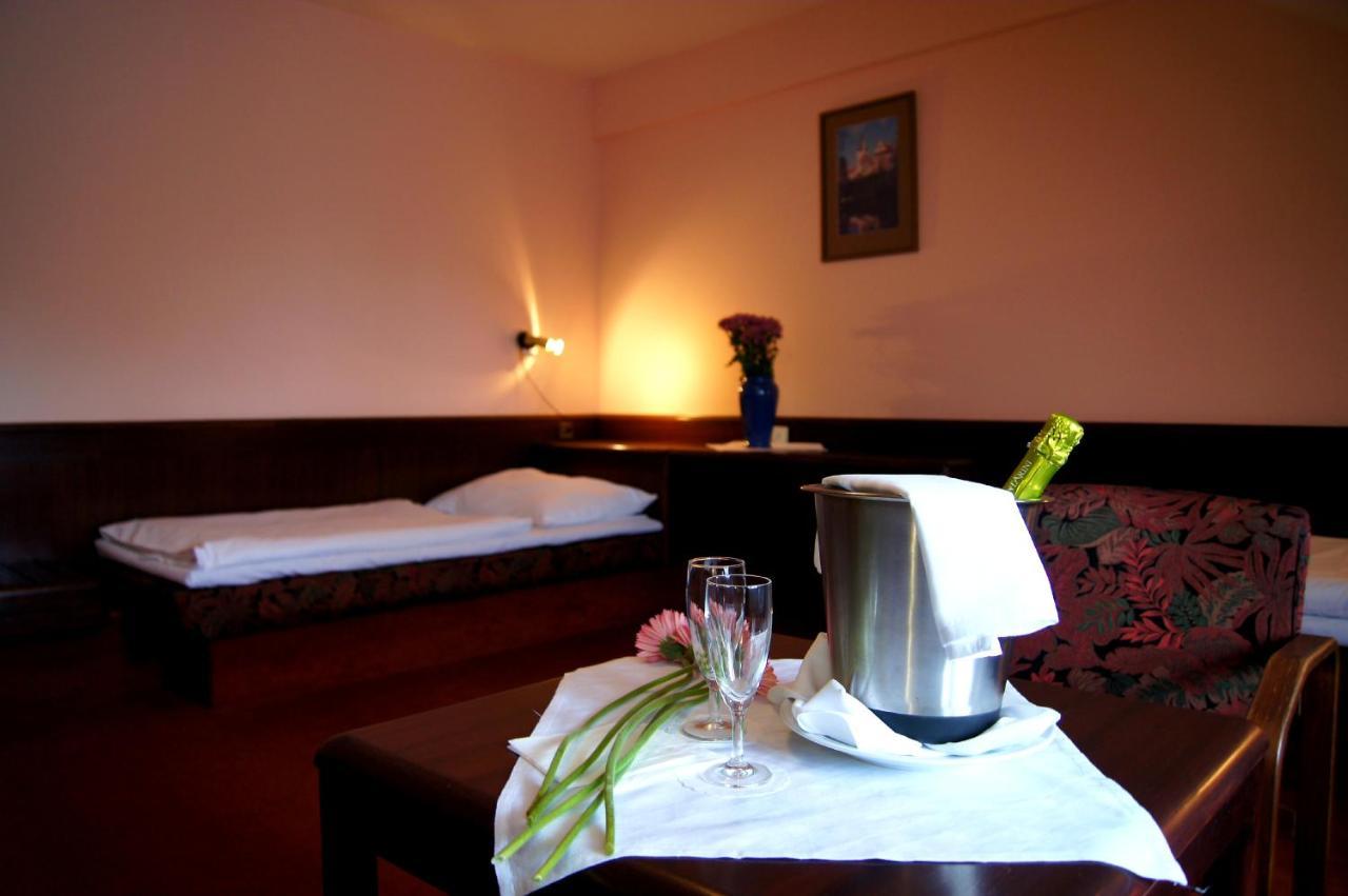 Hotel Floret Pruhonice Bagian luar foto