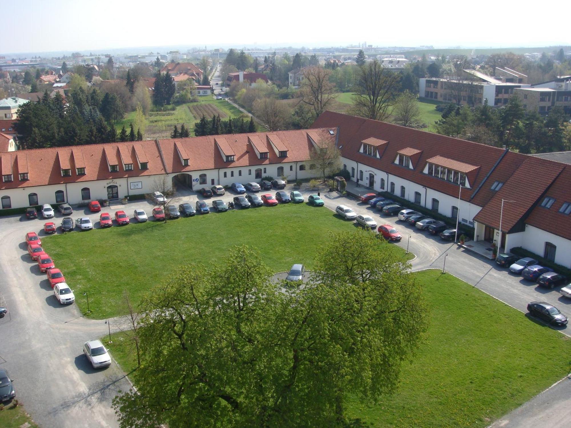 Hotel Floret Pruhonice Bagian luar foto