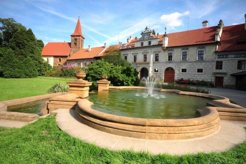 Hotel Floret Pruhonice Bagian luar foto